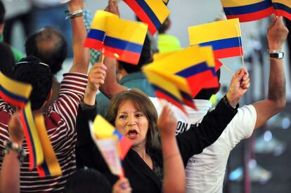 Simpatizantes de Juan Manuel Santos celebran los resultados en Colombia.