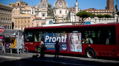 Un bus con un anuncio de Giorgia Meloni, la líder del partido Hermanos de Italia, en Roma, el 2 de septiembre.