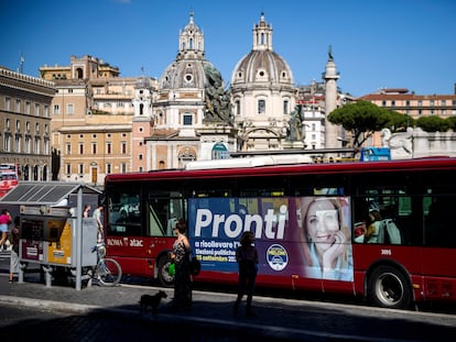 Un bus con un anuncio de Giorgia Meloni, la líder del partido Hermanos de Italia, en Roma, el 2 de septiembre.