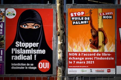 Cartel a favor de la prohibición del 'burka' en Suiza, en una calle de Ginebra el 1 de marzo.