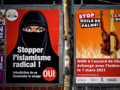Cartel a favor de la prohibición del 'burka' en Suiza, en una calle de Ginebra el 1 de marzo.