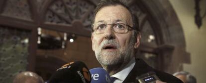 El presidente del Gobierno, Mariano Rajoy, realiza declaraciones a los periodistas a su llegada ayer al Palacio Episcopal de La Seu d'Urgell (Lleida) para entrevistarse con el obispo de esta diócesis y copríncipe de Andorra, Joan Enric Vives.