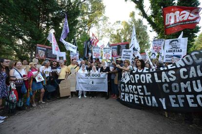 Nora Corti&ntilde;as, de Madres Linea Fundadora, encabeza el escrache a  la casa de Etchecolatz, en el bosque marplatense.