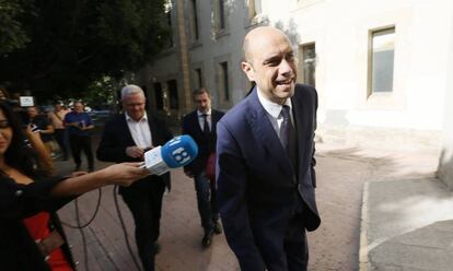 El alcalde de Alicante,Gabriel Echavarri, a su llegada a los juzgados.