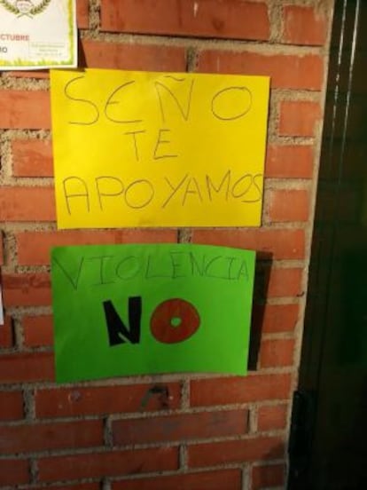 Carteles de apoyo a la maestra agredida en el centro granadino.