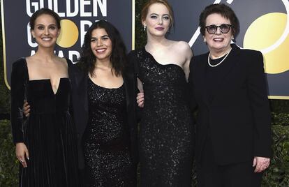 Las actrices Natalie Portman, America Ferrera, Emma Stone y Billie Jean King en los Globos de Oro.