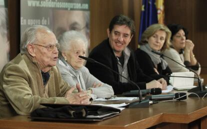 Gervasio Puerta, presidente de la Asociación de expresos antifranquistas, Concha Carretero, de 92 años, veterana militante de las Juventudes Socialistas Unificadas (JSU) y compañera de cárcel de las Trece Rosas en 1939, junto a Luis García Montero durante la presentación de la campaña "Solidarios con Garzón".