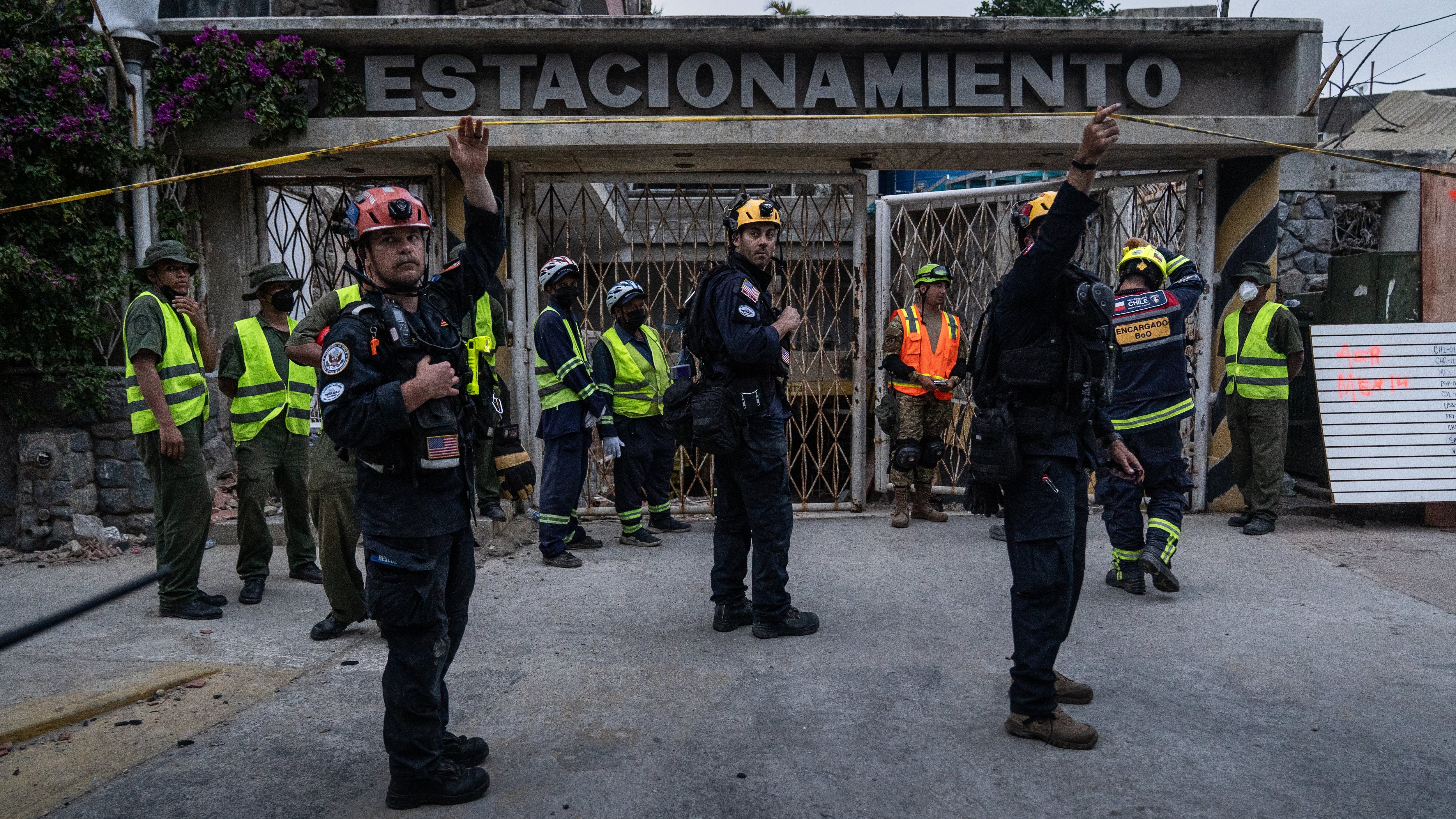 Un grupo de rescatistas, el lunes frente al aparcamiento subterráneo en el que estaba atrapado Hernán Gil. 