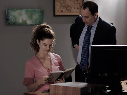 Juana Acosta y Luis Callejo, en 'Jefe'.