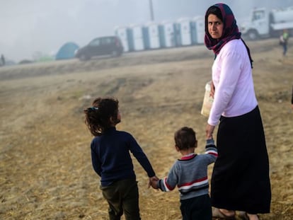 Una mujer camina con sus hijos por el campo de refugiados de Idomeni, en Grecia, este martes.