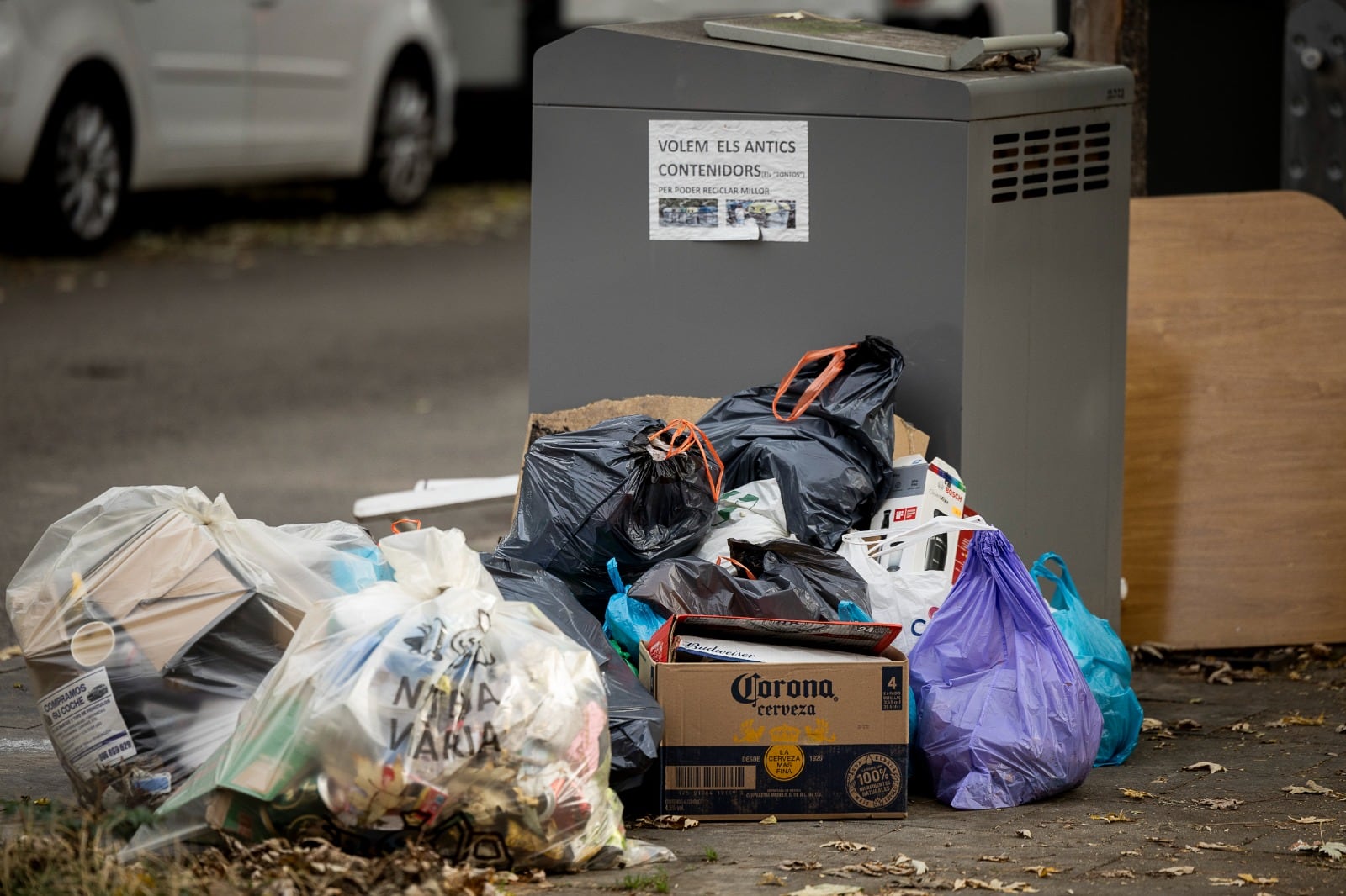 Una imagen de la basura acumulada en los contenedores de Girona