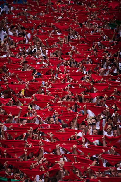 Miles de personas ondean pañuelos rojos y visten de blanco, una tradición que simboliza la esencia de los Sanfermines.
