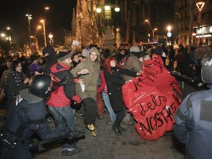 Carga de los &#039;mossos&#039; durante el encuentro entre los partidarios y los contrarios del aborto.