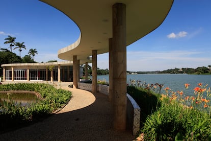 El jardín del lago Pampulha lake, proyectado por Oscar Niemeyer y Burle Marx.