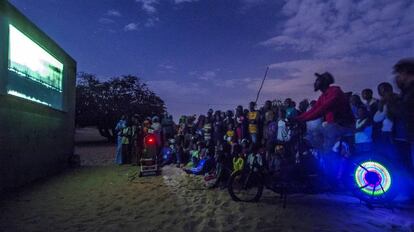 Los habitantes de Bonaba, una aldea cercana al Lago Rosa de Senegal, asisten a una proyección de Cinécyclo.