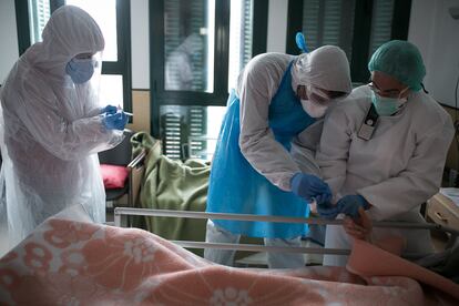 Voluntarios de la ONG Proactiva Open Arms vestidos con equipos de protección individual realizan test rápidos a todos los usuarios de la residencia geriátrica de Barcelona, en abril.