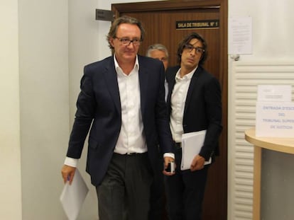 Higini Cierco (izquierda) sale de la sala tras declarar ayer ante el juez.