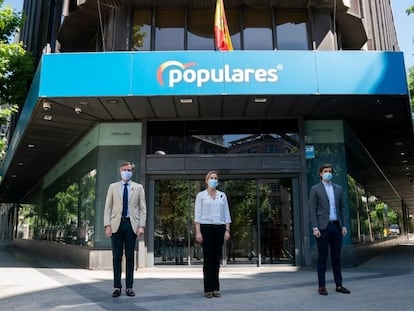 Los vicesecretarios del PP Antonio González Terol, Ana Beltrán y Pablo Montesinos guardan un minuto de silencio delante de la sede nacional del PP en Madrid, el pasado miércoles.