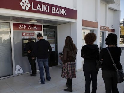 Clientes del Laiki Bank de Larnaca (Chipre) hacen cola en el cajero autom&aacute;tico, ayer s&aacute;bado por la ma&ntilde;ana