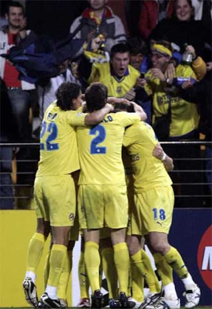 Los jugadores del Villarreal se abrazan tras el gol de Arruabarrena.