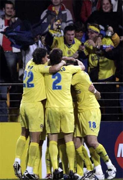 Los jugadores del Villarreal se abrazan tras el gol de Arruabarrena.