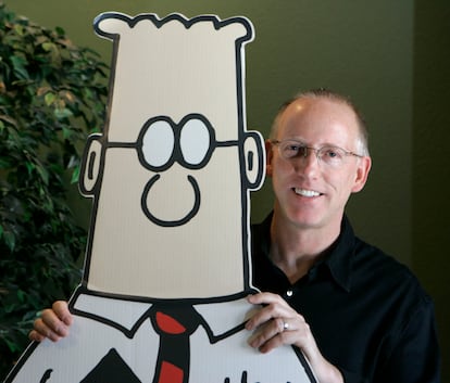 El dibujante Scott Adams posa con una reproducción a tamaño natural de su personaje Dilbert, en su estudio de Dublin, California, en 2006.
