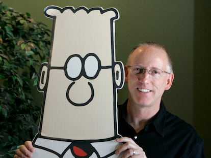 El dibujante Scott Adams posa con una reproducción a tamaño natural de su personaje Dilbert, en su estudio de Dublin, California, en 2006.