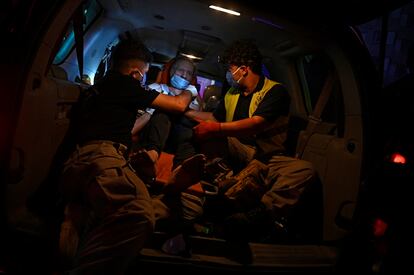 Personal sanitario traslada a un herido del bombardeo israelí en Danieh, a las afueras de Beirut, este viernes. 