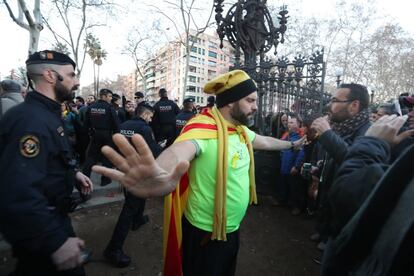 Un hombre se interpone entre los Mossos d'Esquadra y los manifestantes después de que centenares de independentistas hayan reventado el candado de algunas puertas de acceso al Parque de la Ciutadella, y hayan desbordado el cordón policial para plantarse ante el Parlament, donde un perímetro de vallas protege los accesos al edificio de la cámara catalana. 