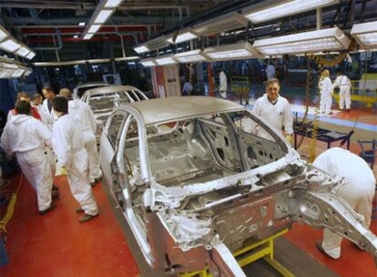 Trabajadores de Fiat ensamblan un automóvil  en la fábrica de Pomigliano, en el sur de Italia.