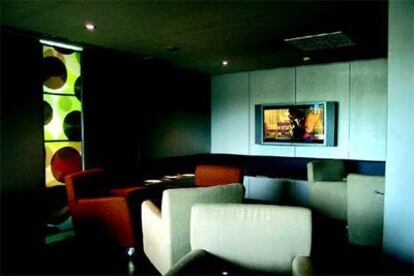 Sala multifuncional del hotel AC Córdoba, donde sentarse a leer, navegar por Internet o charlar de negocios.