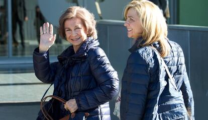 La reina Sof&iacute;a, con la infanta Cristina, en 2013.