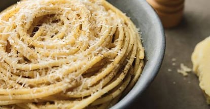 Espaguetis cacio e pepe