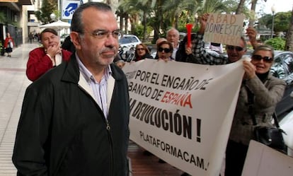 Roberto L&oacute;pez Abad, ante un grupo de afectados por las participaciones preferentes, en Alicante 