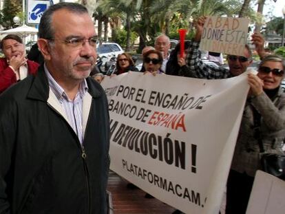 Roberto L&oacute;pez Abad, ante un grupo de afectados por las participaciones preferentes, en Alicante 