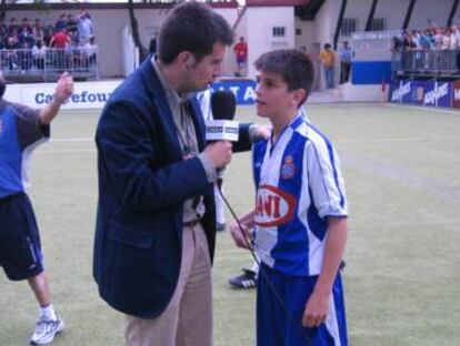 El periodista Sergio Sánchez entrevista Gerard Moreno el 2004. Cedida