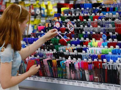 Una niña compra en una papelería. 