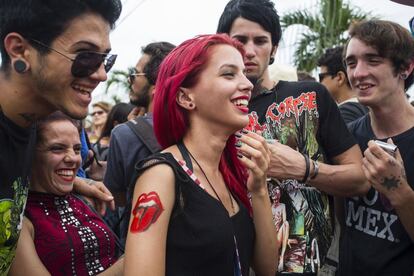 Fãs cubanos esperam o show em Havana.