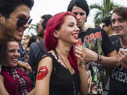 Fãs cubanos esperam o show em Havana.