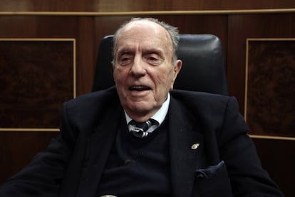 Fundador de Alianza Popular en 1976, se convirtió en el primer presidente del PP durante dos etapas diferentes. En la primera, hasta 1986, ejerció como líder de la derecha española sin llegar nunca a ostentar un cargo en el Gobierno. Después de tres años de renuncia temporal, refundó la formación política bajo el nombre actual, Partido Popular, y recuperó la presidencia entre 1989 y 1990. Tras la designación de José María Aznar como candidato a la presidencia en 1990, Fraga decidió volver a Galicia, su tierra natal, y accedió a la Presidencia de la Comunidad Autónoma, cargo que mantuvo durante quince años, hasta 2005.