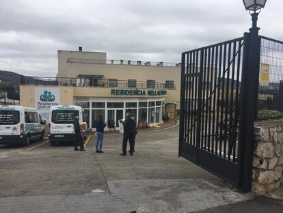 Agentes de la Guardia Civil entregan mascarillas y monos de protección en la residencia de Orusco (Madrid).