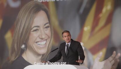 Zapatero rinde homenaje a la que fue su ministra, Carme Chacón.
