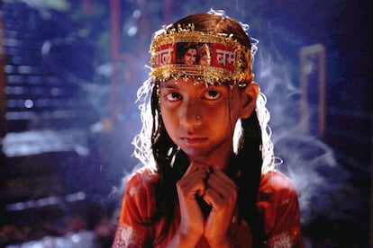 Una niña participa en la peregrinación "Bol Bom" (Say Shiva) en Katmandú (Nepal).