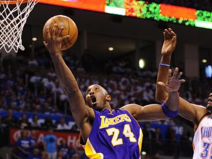El jugador de Lakers Kobe Bryant, ante Kevin Durant.