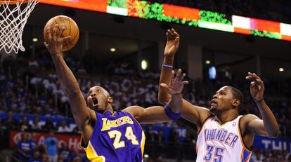 El jugador de Lakers Kobe Bryant, ante Kevin Durant.