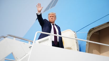 O presidente Donald Trump acena do Air Force One.