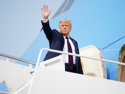 O presidente Donald Trump acena do Air Force One.