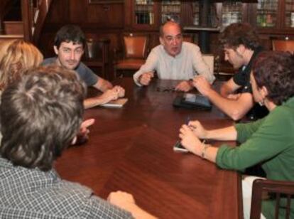 El diputado general de Gipuzkoa, Martin Garitano, en el centro, reunido ayer con alcaldes de Bildu.