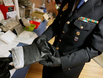 Un mando policial muestra, este viernes, uno de los paquetes de cocaína intervenidos al clan albanés Farruku en la provincia de Tarragona.
