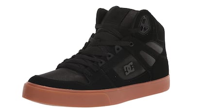 La marca de deportiva DC Shoes se caracterizan por ofrecen un modelo de zapatillas de vestir muy robustas.